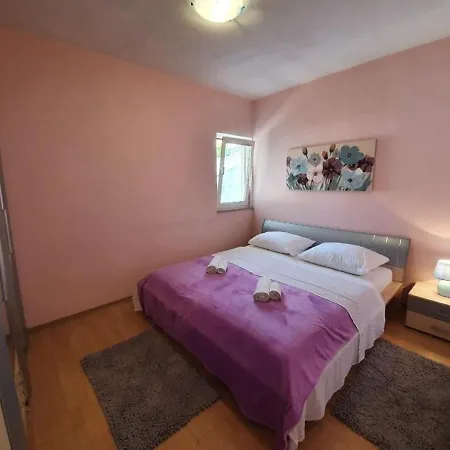 In Okrug Gornji With Terrace, Air Conditioning, Wifi, Washing Machine 5059-3 شقة تروغير