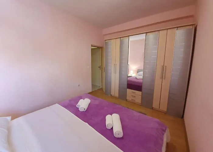 In Okrug Gornji With Terrace, Air Conditioning, Wifi, Washing Machine 5059-3 * Trogir