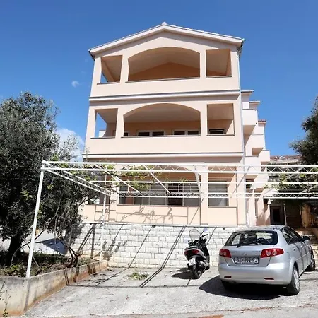 In Okrug Gornji With Terrace, Air Conditioning, Wifi, Washing Machine 5059-3 Trogir