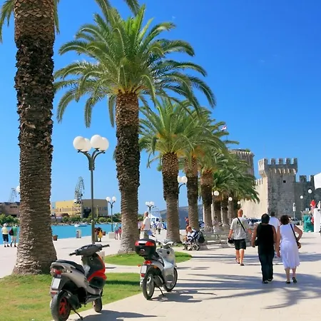 In Okrug Gornji With Terrace, Air Conditioning, Wifi, Washing Machine 5059-3 Lejlighed