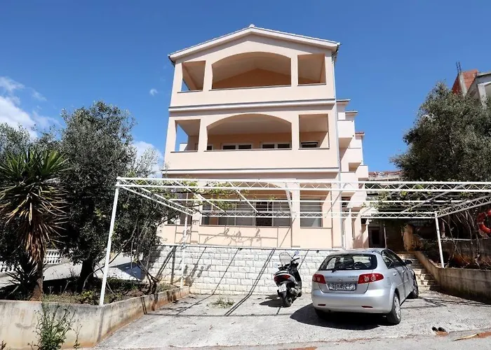 In Okrug Gornji With Terrace, Air Conditioning, Wifi, Washing Machine 5059-3 Trogir